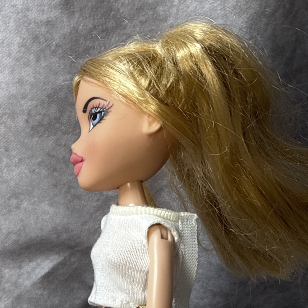 Vintage Bratz Chloe RARE Doll 2001 with Pink Fuzzy Y2K Phone & 2 Silver Brushes - Picture 9 of 16